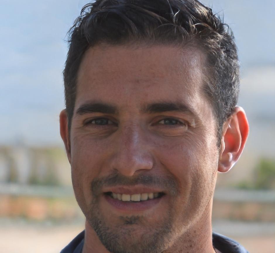 Retrato profesional de Andrés Mendoza